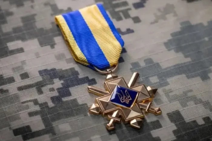 Нагорода золотий хрест: кому вручають і за що